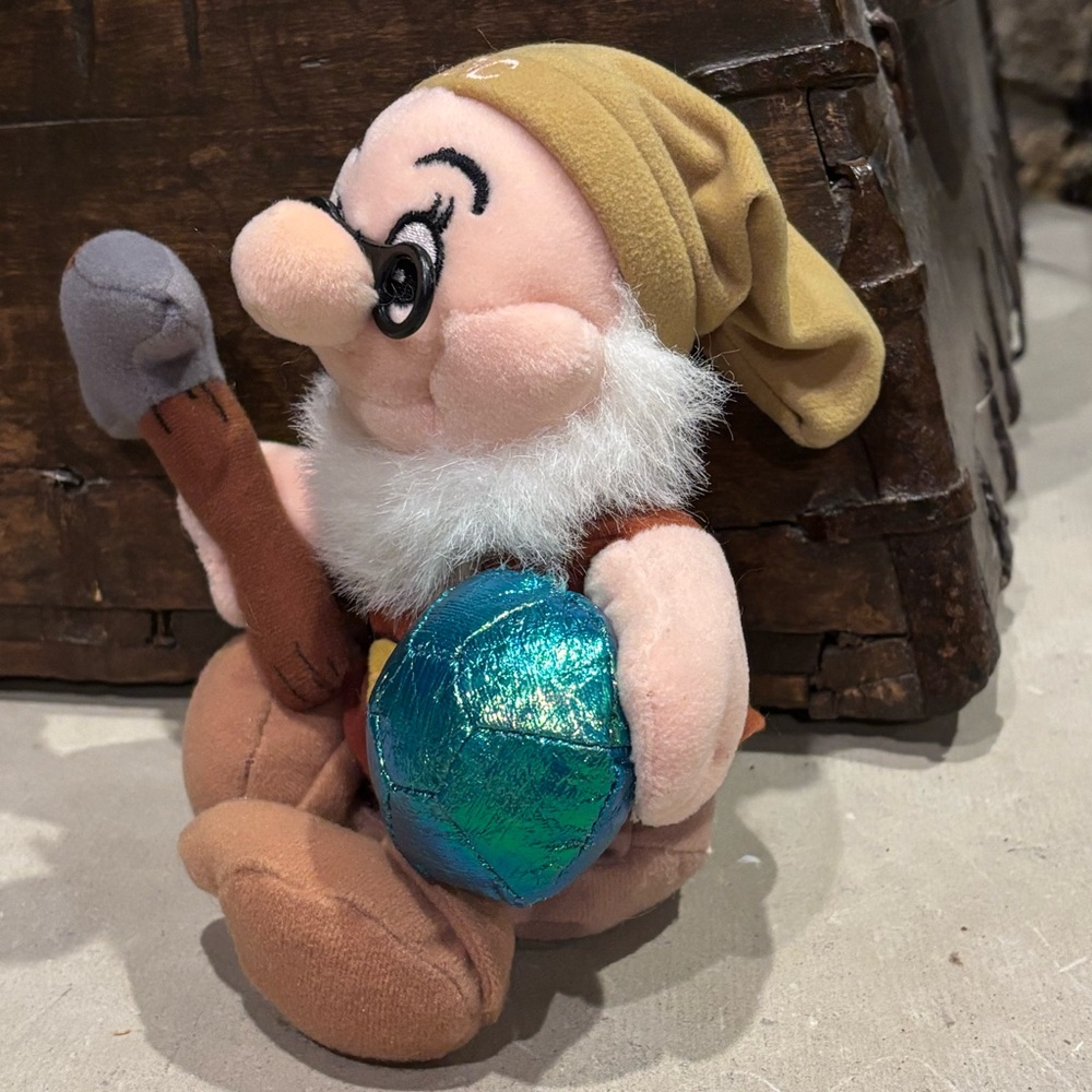Snow White and Seven Dwarfs DOC Plush Stuffed Beanbag with Green Jewel - Picture 3 of 4